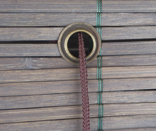 Bamboe vouwgordijn donkerbruin detailfoto van ring en touw