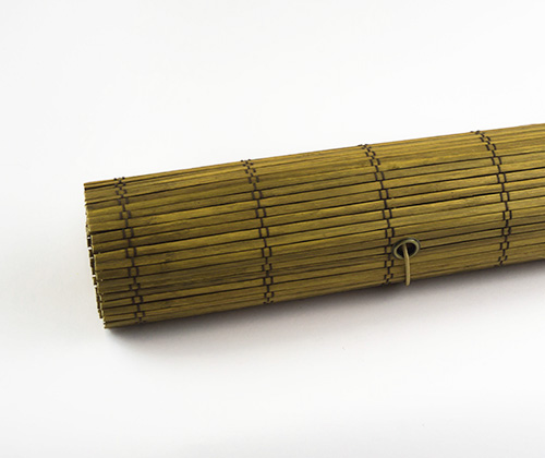 Bamboe rolgordijn goudbruin helemaal opgerold