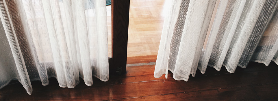transparante gordijnen hangend bij vloer